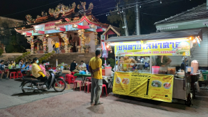 Soup stall at Kanomjen Pada Night Market Pratuchai